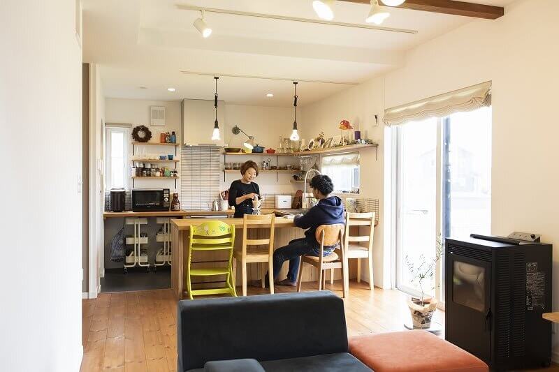 コの字型のカフェ風キッチン
